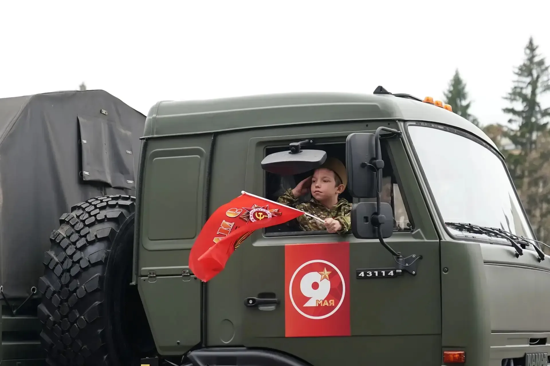 На площади Советов завершились торжественный марш, посвященный 81-й годовщине Победы в Великой Отече