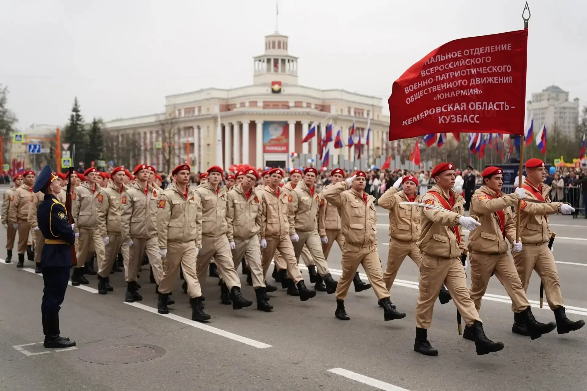 На площади Советов завершились торжественный марш, посвященный 81-й годовщине Победы в Великой Отече