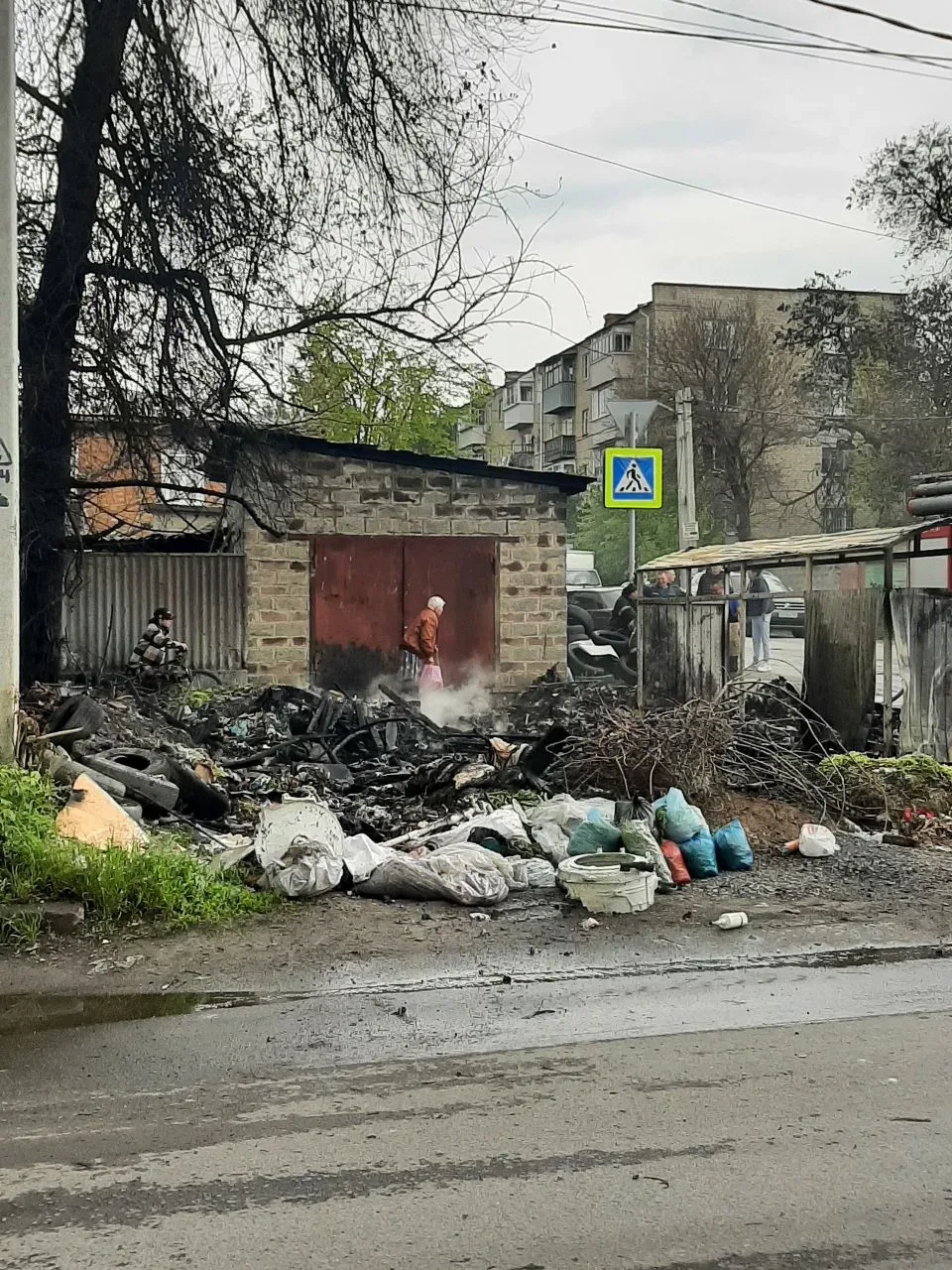🔥Свалку на углу Михайловской и Думенко можно не убирать, она сама сгорела. Огонь за малым не перекин