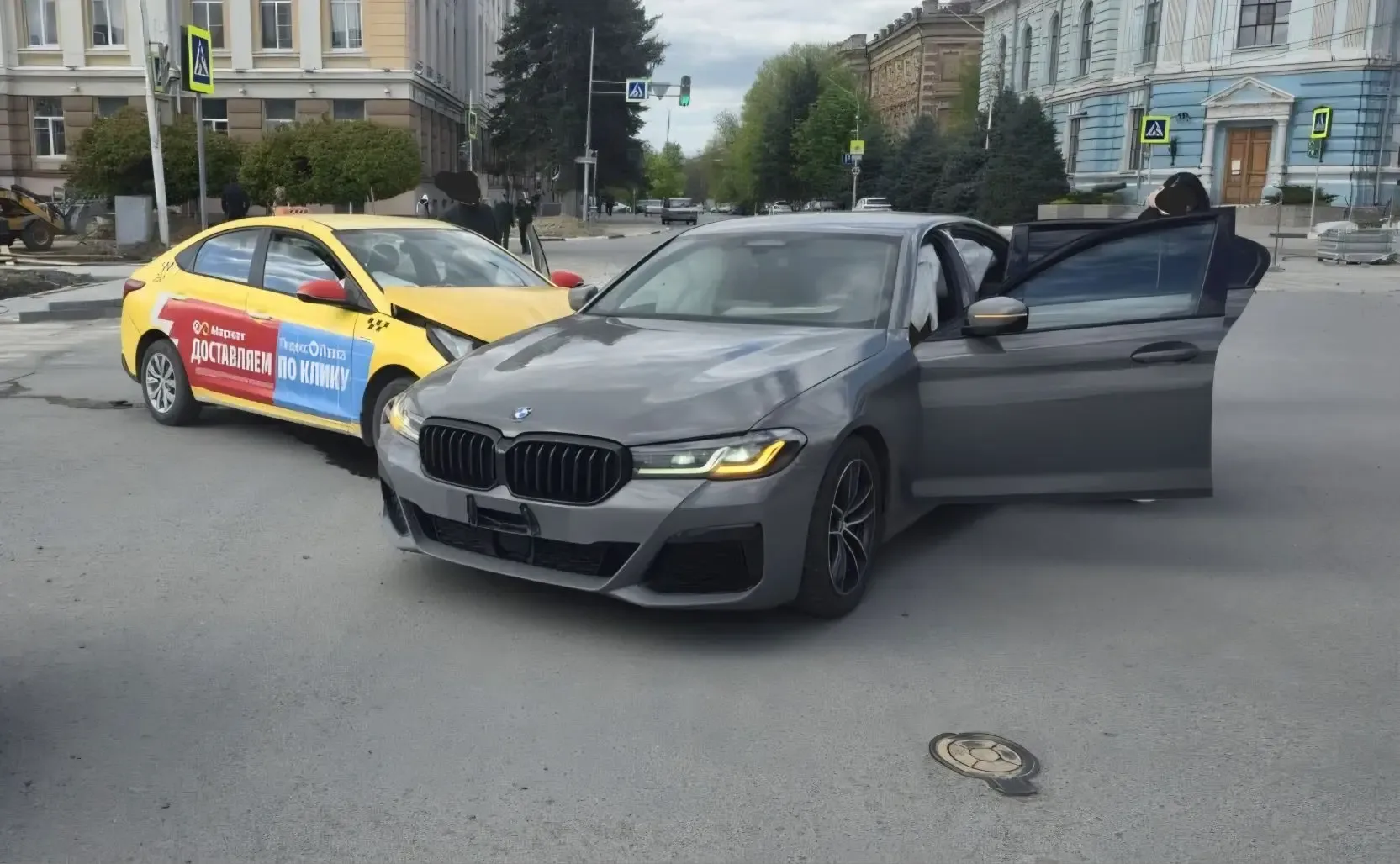 ДТП на Платовском.  Водитель БМВ при повороте налево не пропустила встречный Солярис. Обошлось без п