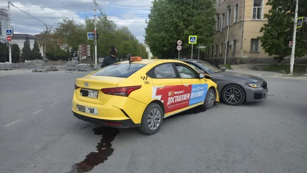ДТП на Платовском.  Водитель БМВ при повороте налево не пропустила встречный Солярис. Обошлось без п