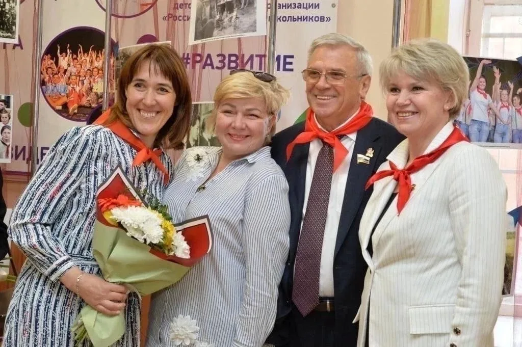 Кто переведет бабушку через дорогу? Кто с закрытыми глазами повяжет галстук? Для кого главные слова: