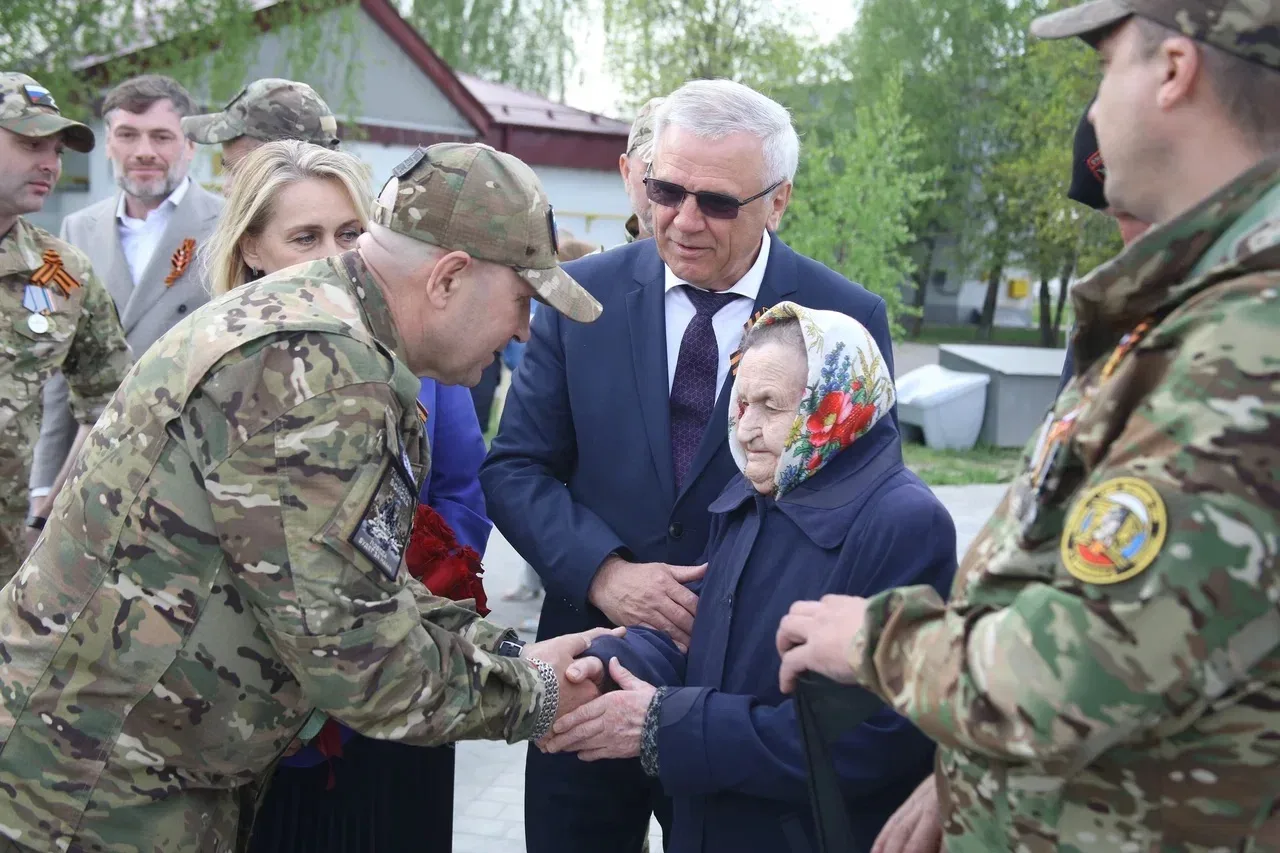 В День Победы познакомился в Дзержинске c труженицей тыла Антониной Кирилловной Пичуриной. Удивитель