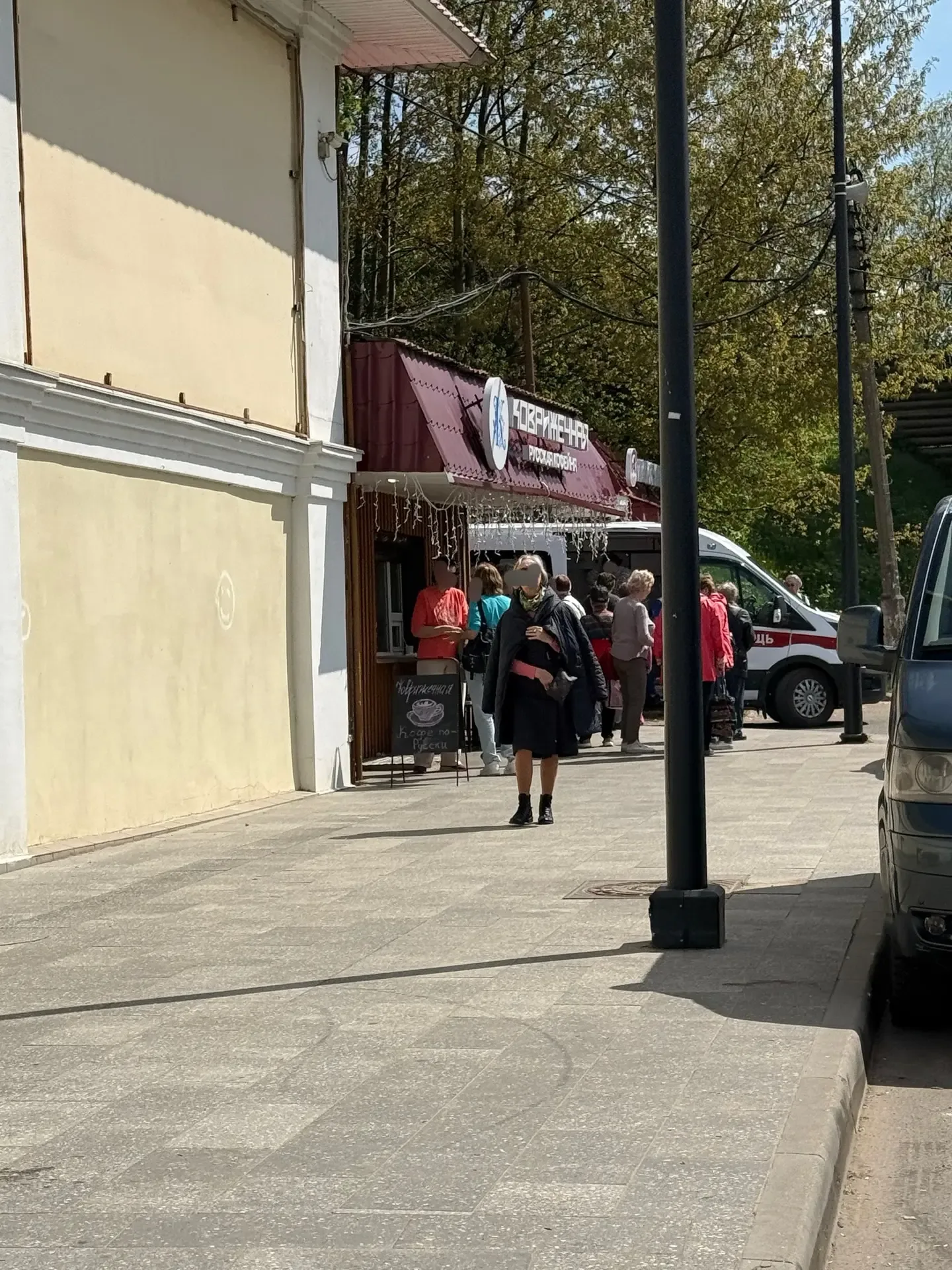 На улице установилась жаркая погода, и многим пожилым людям особенно тяжело переносить высокую темпе