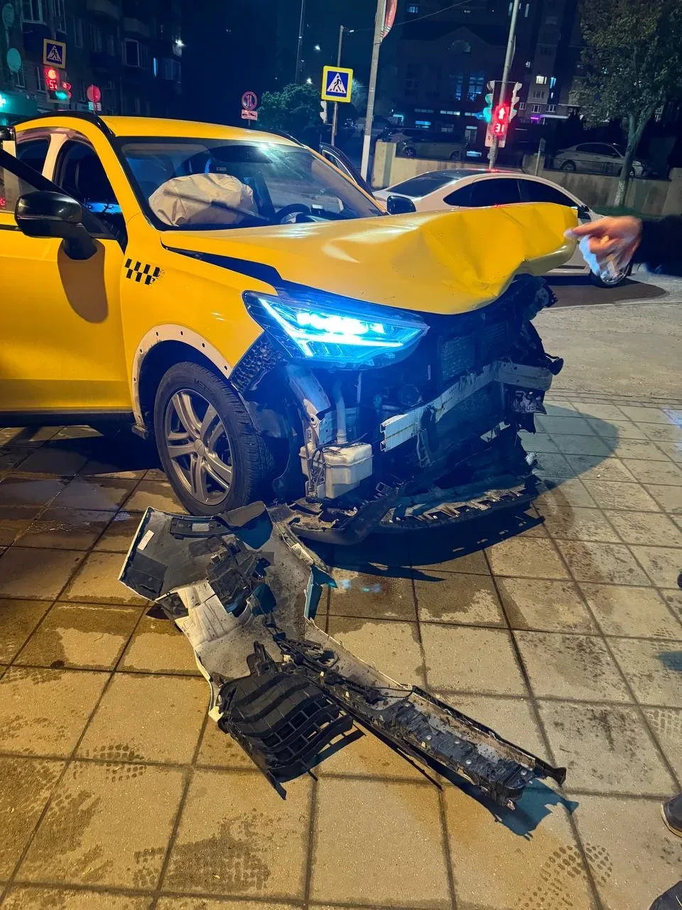 ‼️ Жёсткое ДТП у кинотеатра  Серьёзная авария произошла в ночь с 11 на 12 мая на перекрёстке возле к