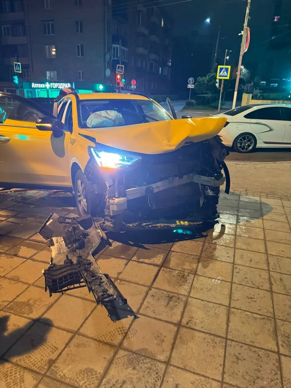 ‼️ Жёсткое ДТП у кинотеатра  Серьёзная авария произошла в ночь с 11 на 12 мая на перекрёстке возле к
