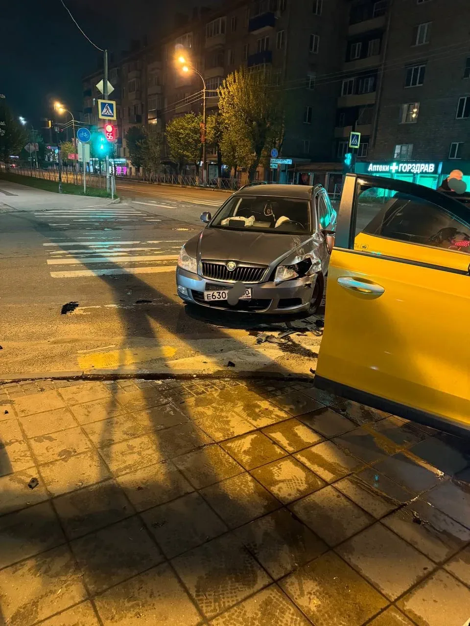 ‼️ Жёсткое ДТП у кинотеатра  Серьёзная авария произошла в ночь с 11 на 12 мая на перекрёстке возле к