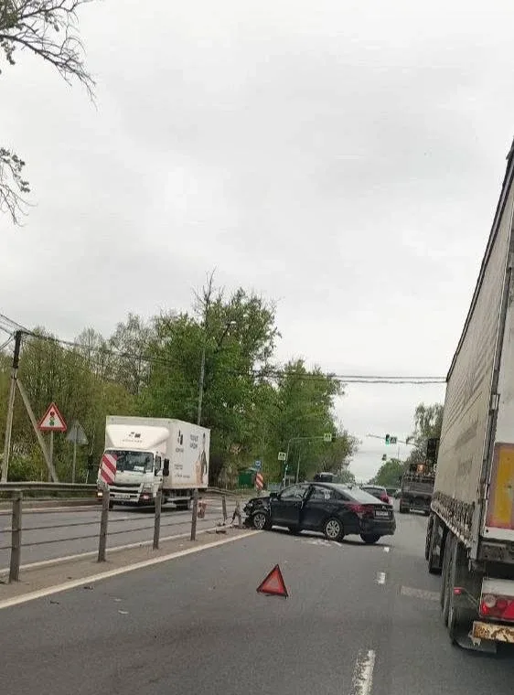 В Деденево машина влетела в троса 😰