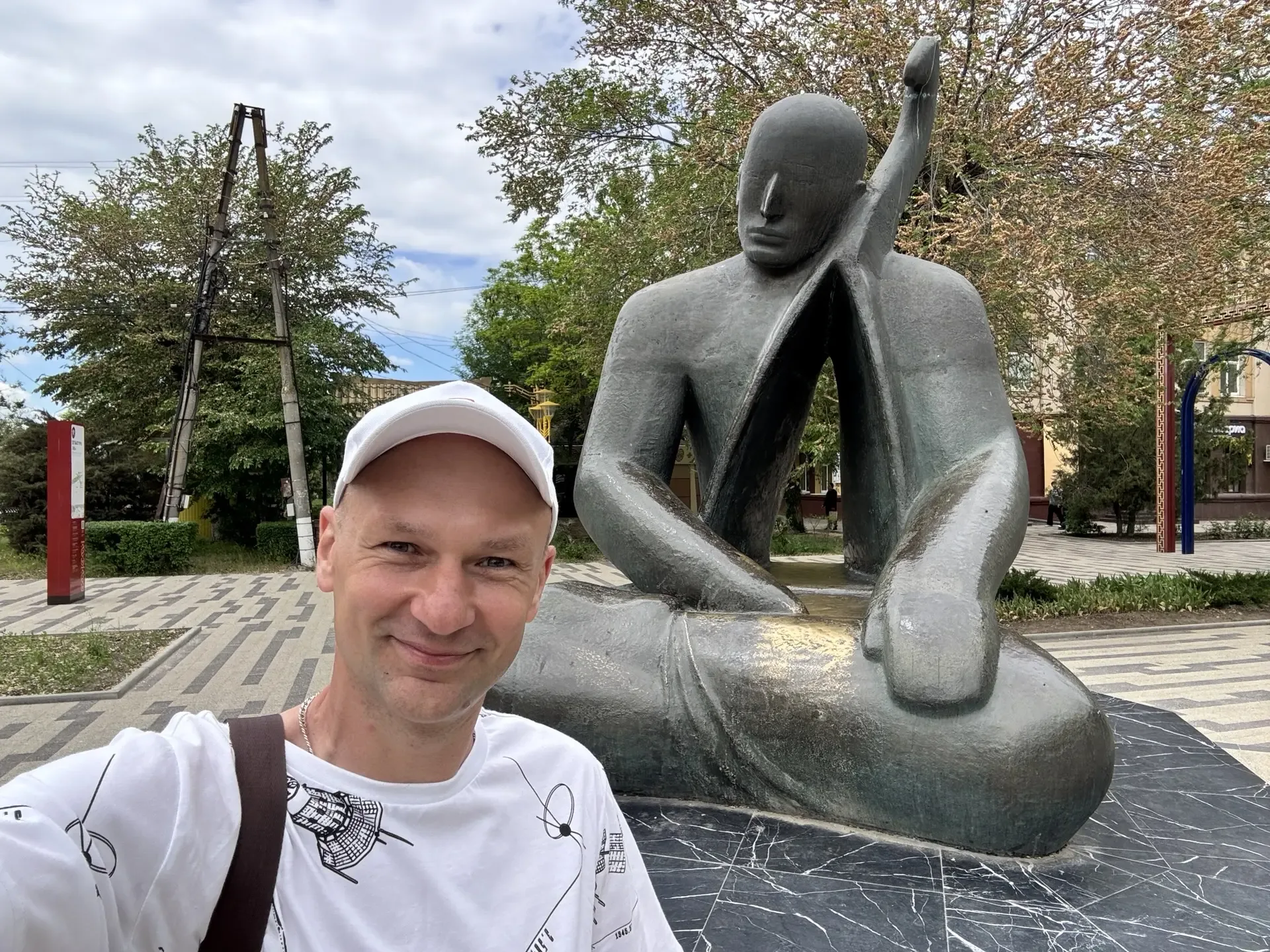 Невероятная Элиста🙏🫶 С утра успели пробежаться по Элисте. И вроде сети знакомые, но все по-другому🤓 