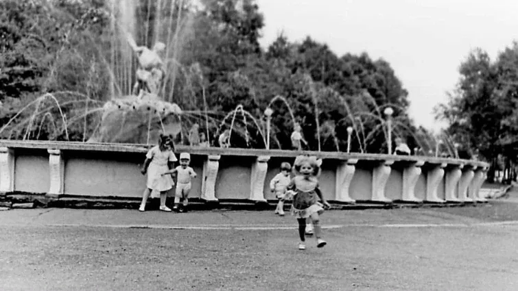 Дети у фонтана в парке культуры и отдыха «Судостроитель» 1970-ые…  Советский Комсомольск
