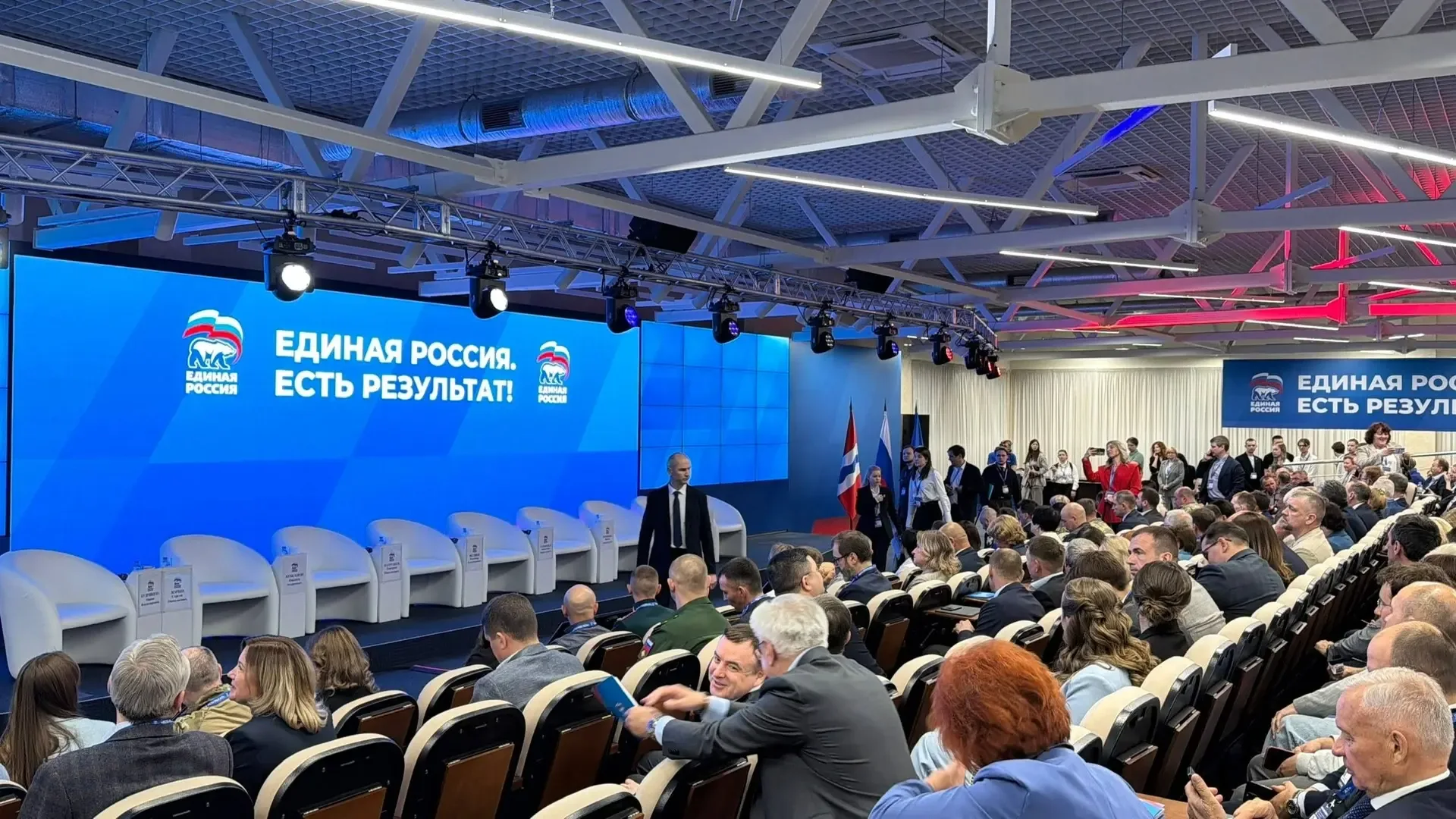 Делегация из Тувы участвует в Омске в окружном форуме “Есть результат!” Партии “Единая Россия”. Деле