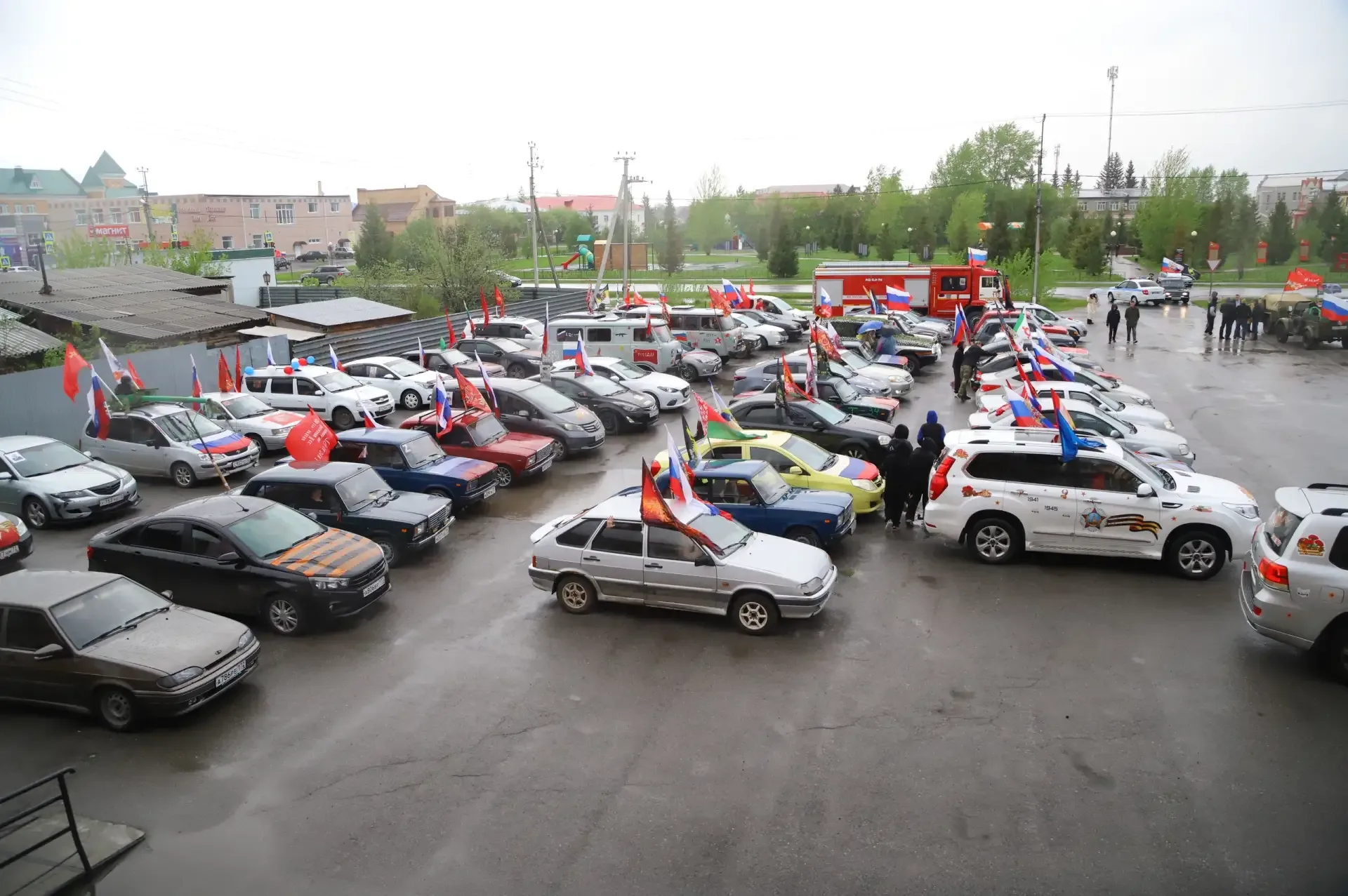 Около сотни автомобилей проехали в колонне Бессмертного автополка по улицам посёлка Голышманово  📸 В