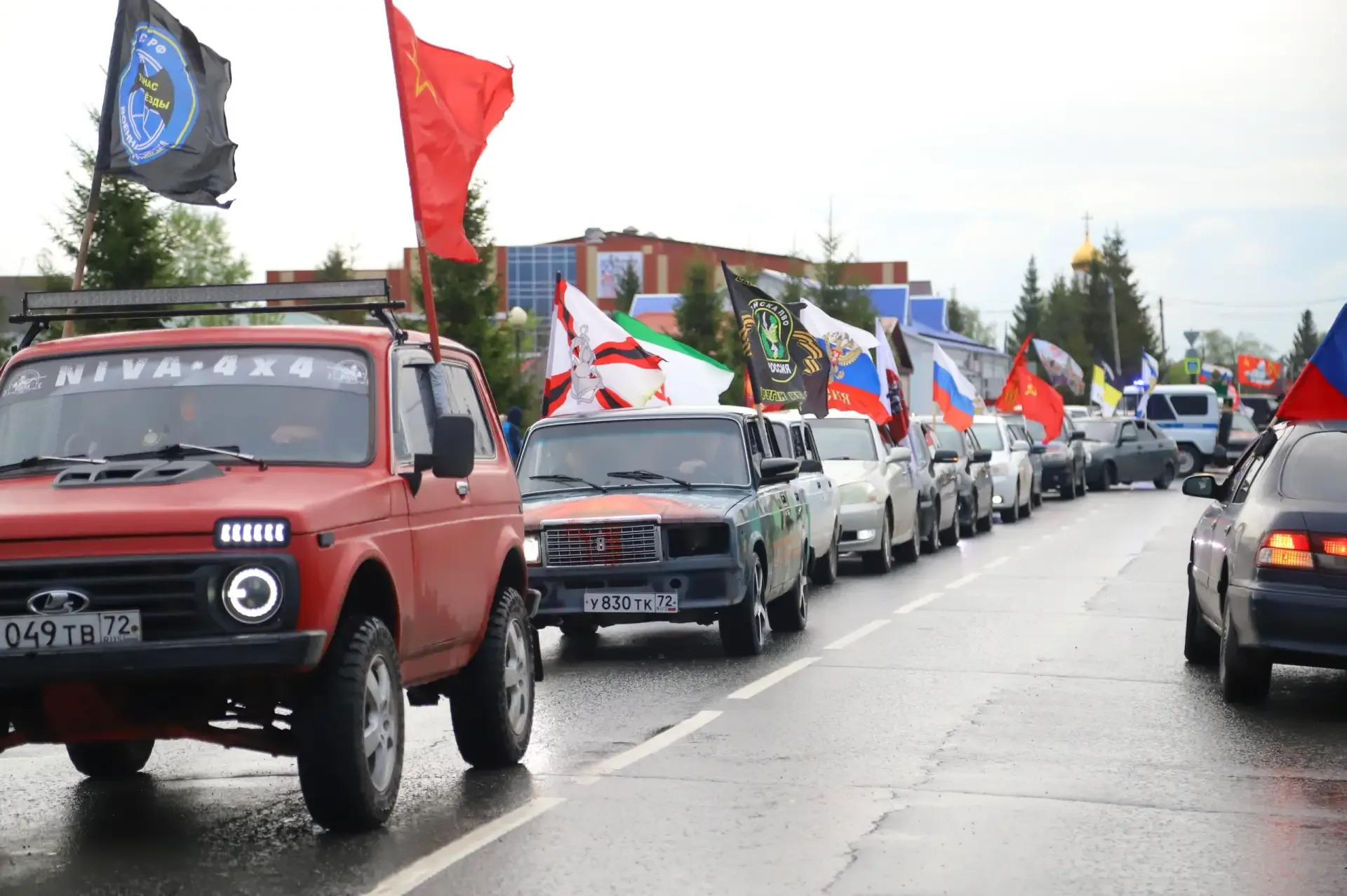 Около сотни автомобилей проехали в колонне Бессмертного автополка по улицам посёлка Голышманово  📸 В