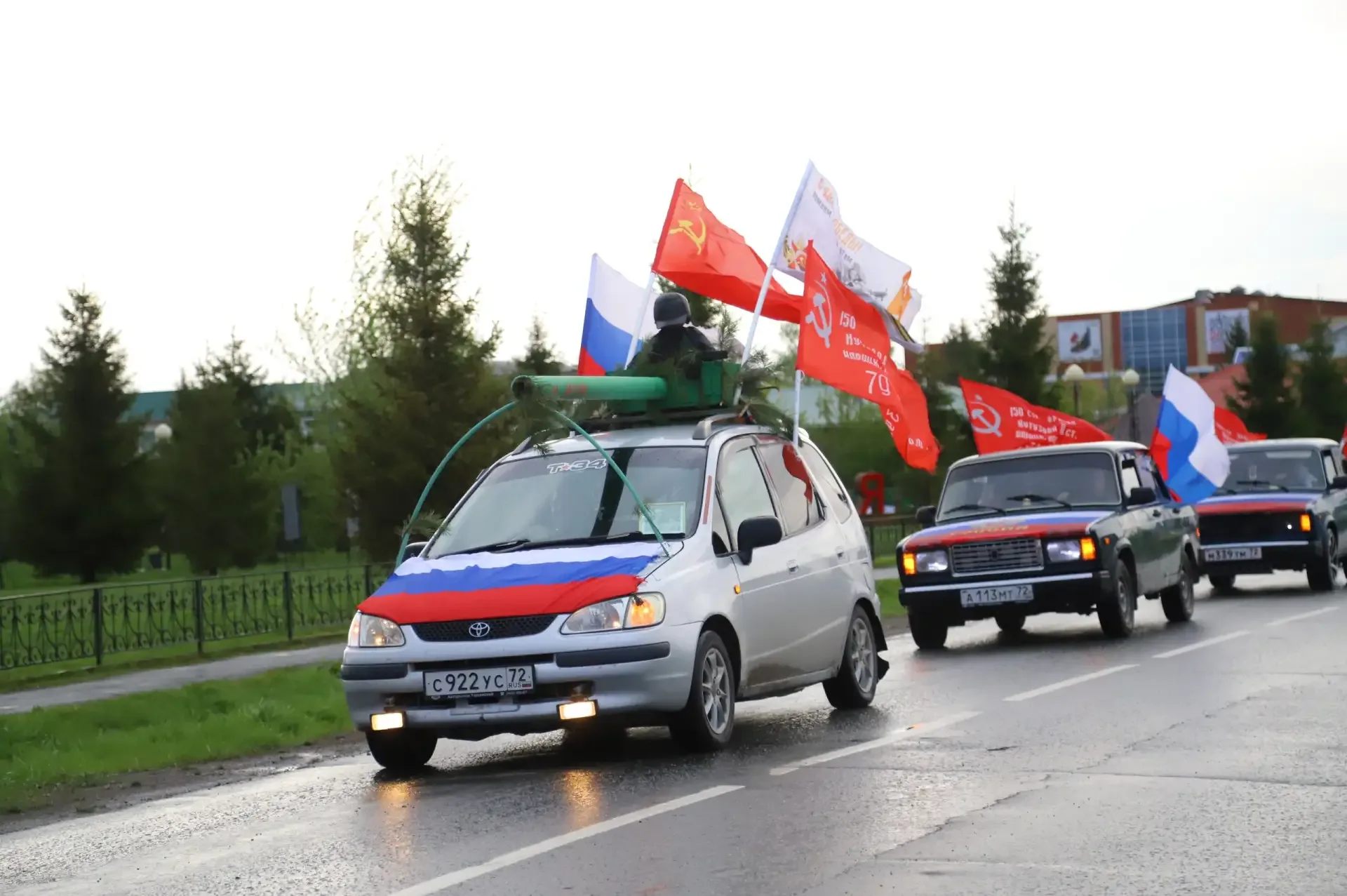Около сотни автомобилей проехали в колонне Бессмертного автополка по улицам посёлка Голышманово  📸 В