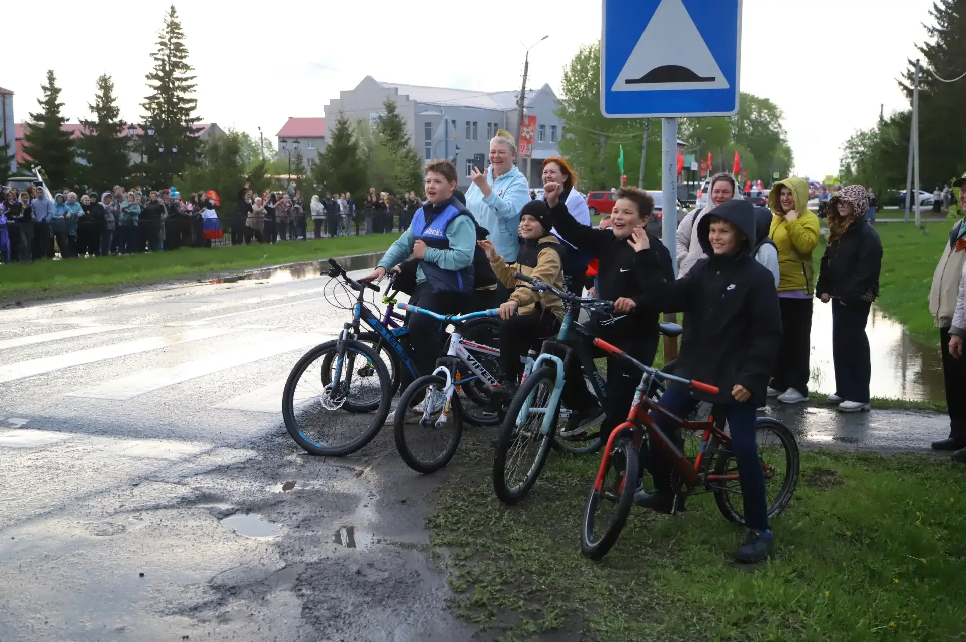 Около сотни автомобилей проехали в колонне Бессмертного автополка по улицам посёлка Голышманово  📸 В