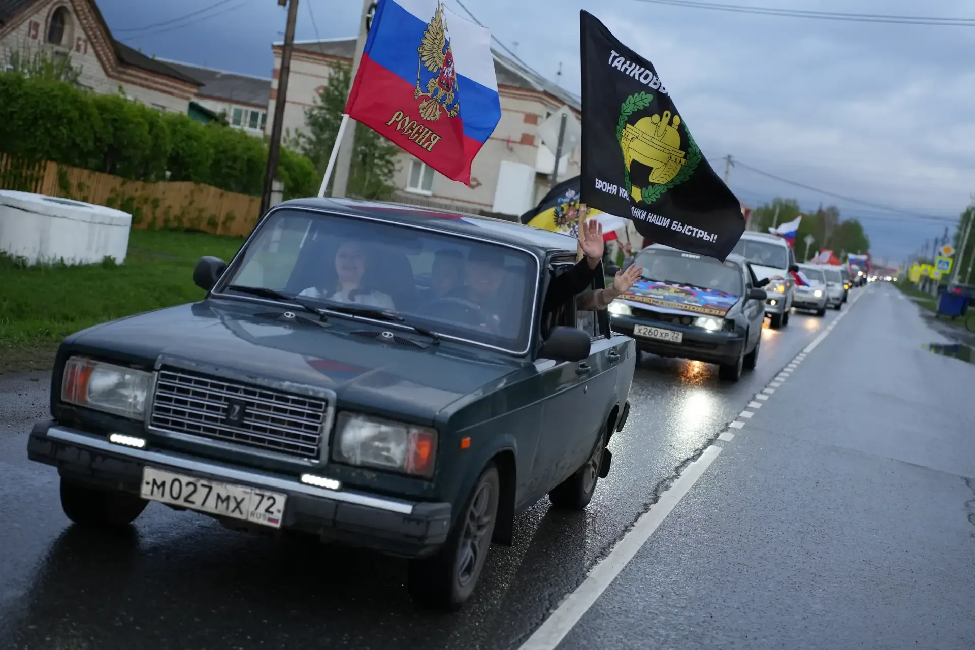 Около сотни автомобилей проехали в колонне Бессмертного автополка по улицам посёлка Голышманово  📸 В