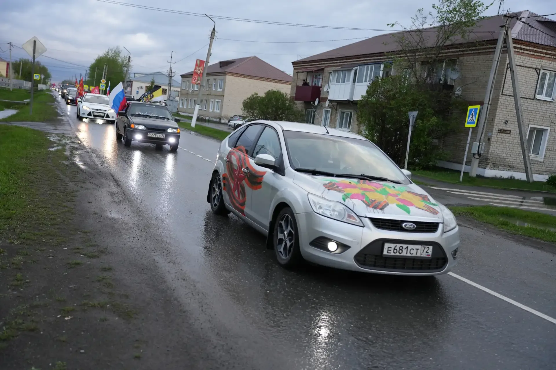 Около сотни автомобилей проехали в колонне Бессмертного автополка по улицам посёлка Голышманово  📸 В