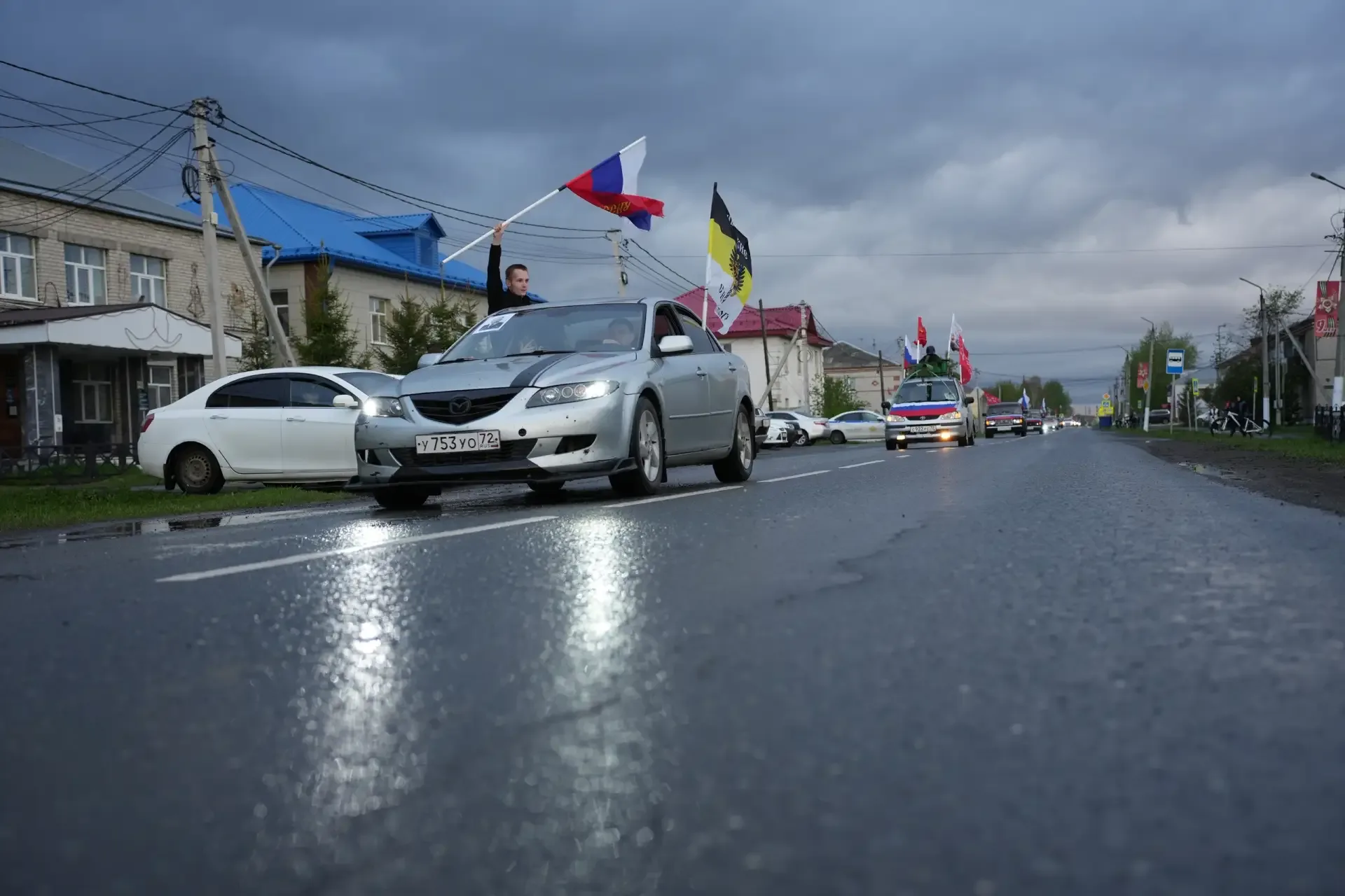 Около сотни автомобилей проехали в колонне Бессмертного автополка по улицам посёлка Голышманово  📸 В