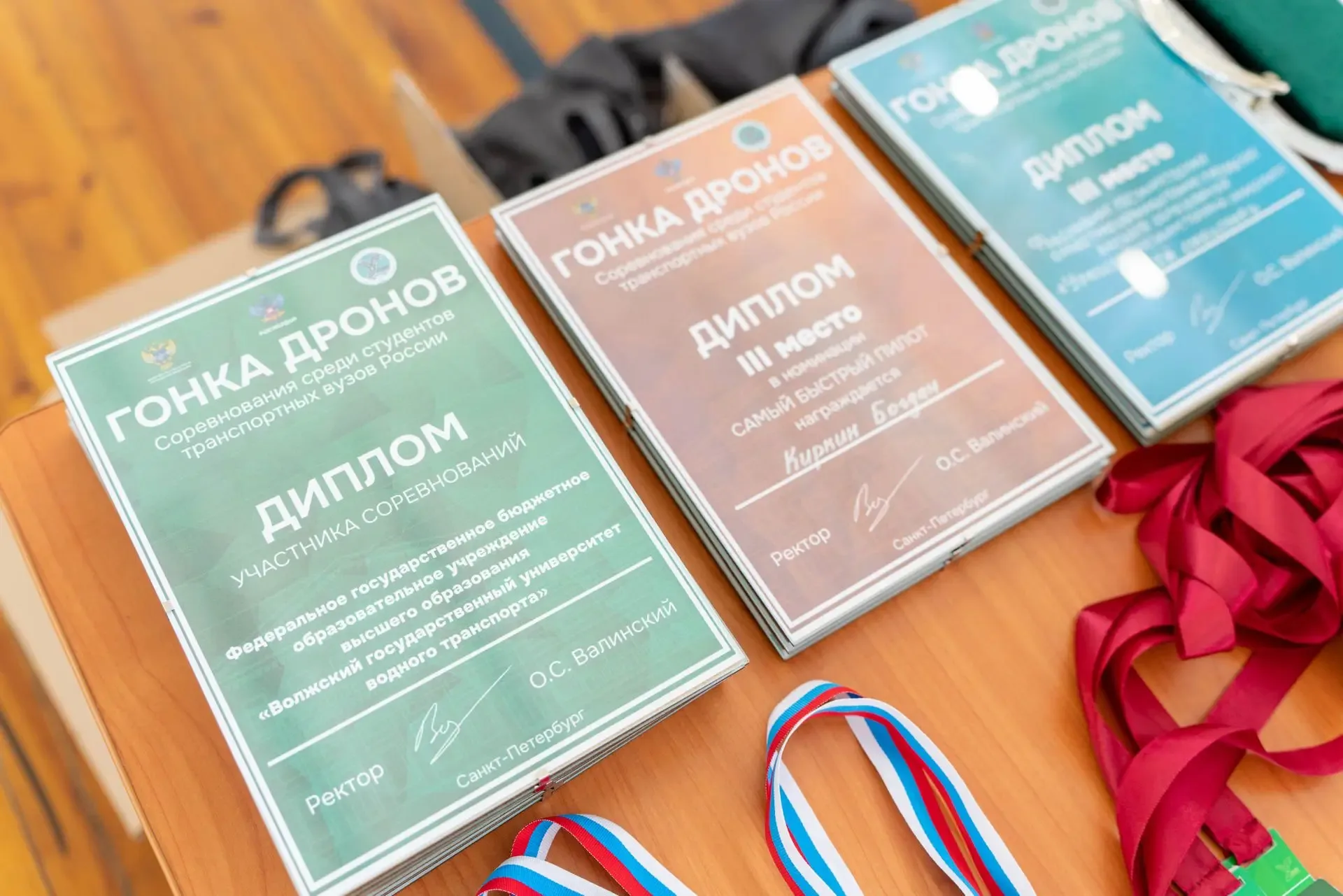 🕹В ПГУПС прошел первый межрегиональный чемпионат по гонкам дронов   Участники состязались на миниатю