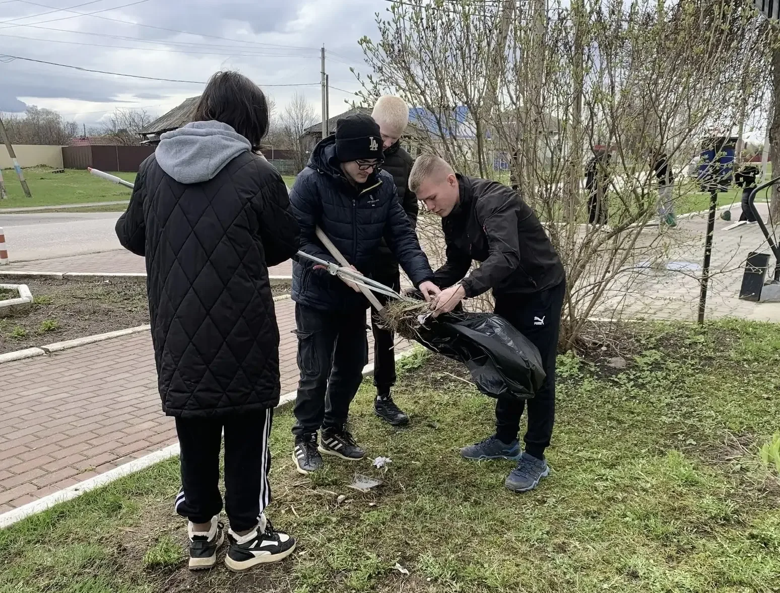 Рязанские учащиеся присоединились к Всероссийской неделе субботников «Мы за чистоту»  👥 Масштабное э