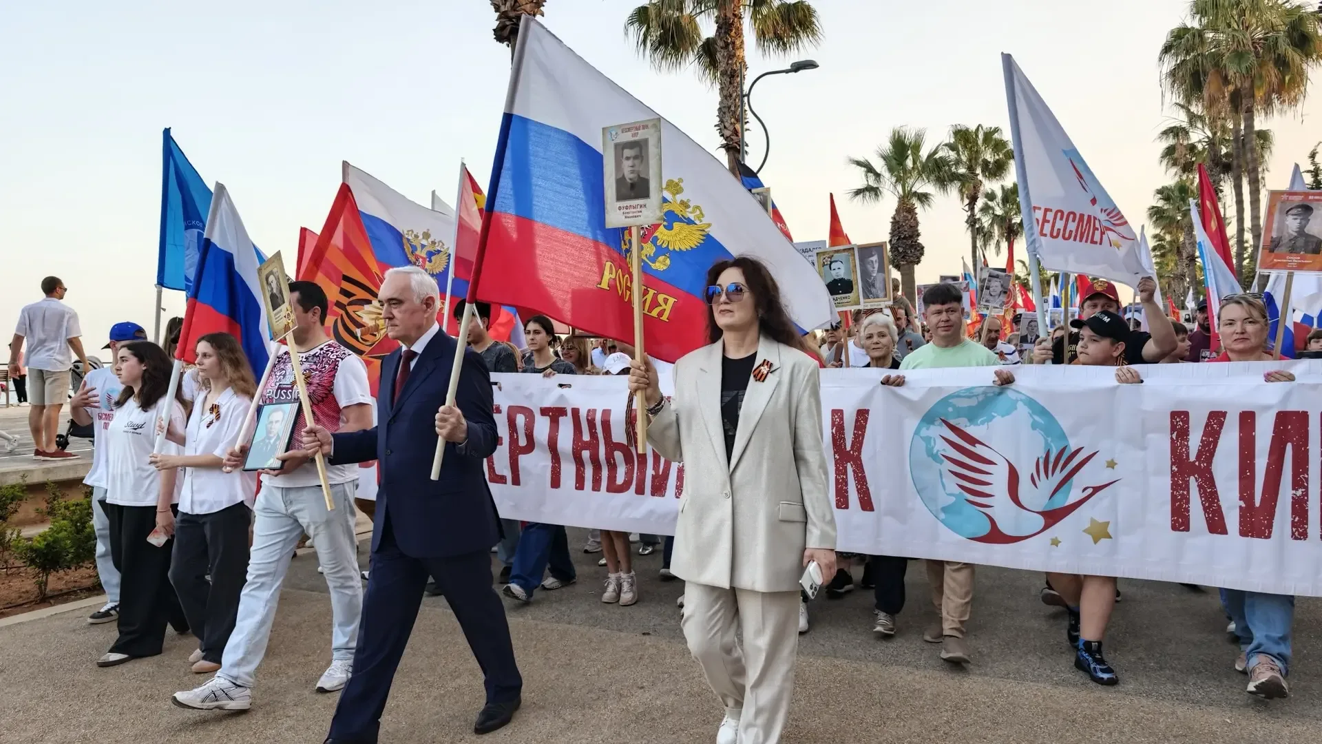 В шествии «Бессмертного полка» на Кипре прошли порядка 12 000 человек 🕊️  Волонтёры Победы сопроводи