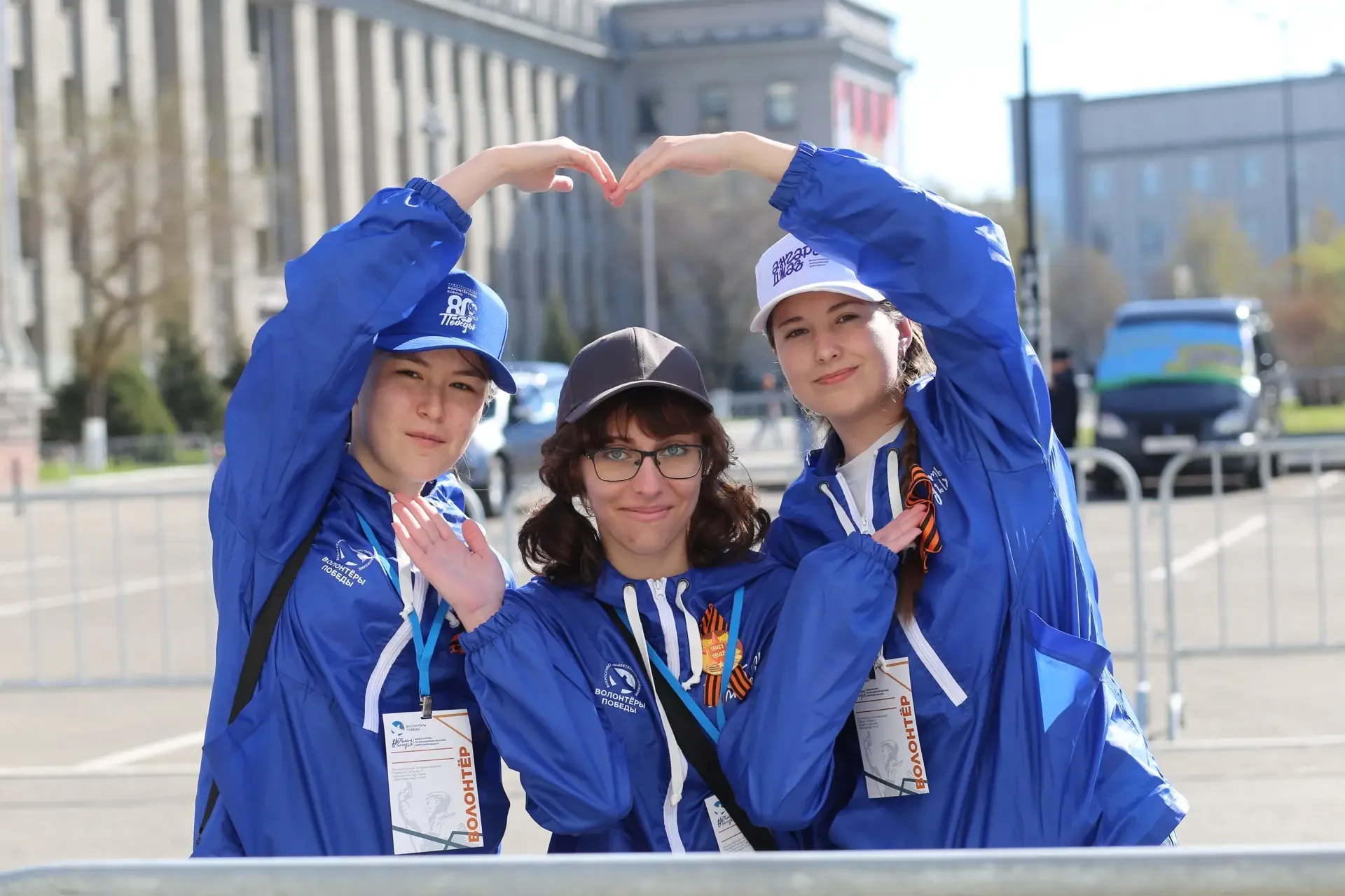 Спасибо тем, кто сделал этот день 💙  Праздник Победы творится не только на брусчатке, когда солдаты 