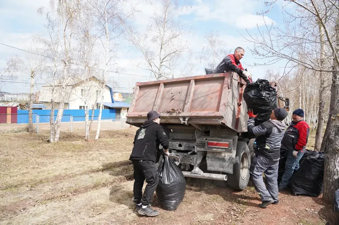 Сотрудники БрАЗа провели субботник в Парке металлургов  Более 200 человек – сотрудники заводоуправле
