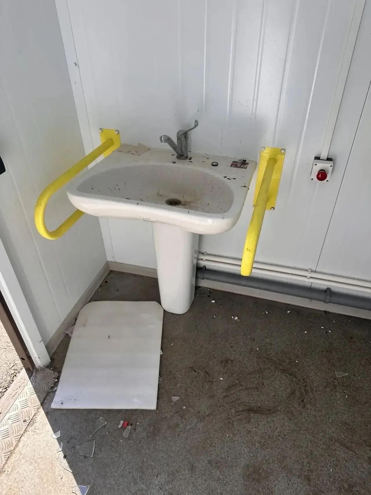 🚽 Вандалы на набережной Ишимбая повредили общественный туалет — ведётся проверка  ❌ Злоумышленники н