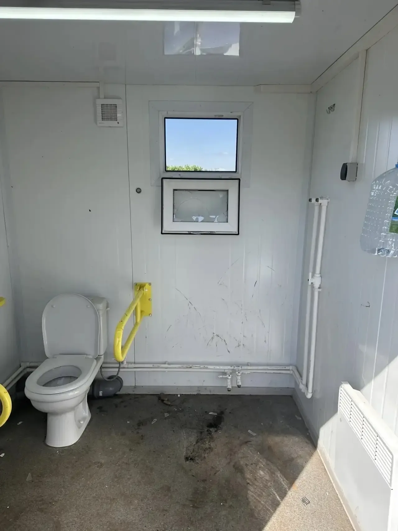 🚽 Вандалы на набережной Ишимбая повредили общественный туалет — ведётся проверка  ❌ Злоумышленники н