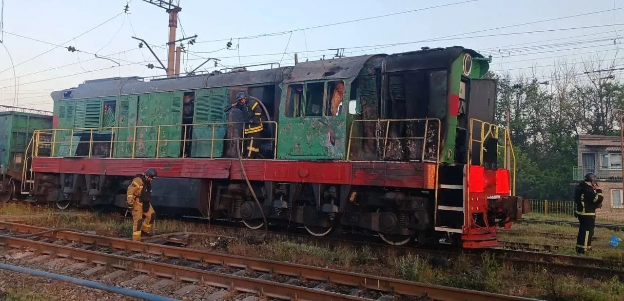 В Днепропетровской области два тепловоза выведены из стоя после удара наших БПЛА, на местах опасаютс