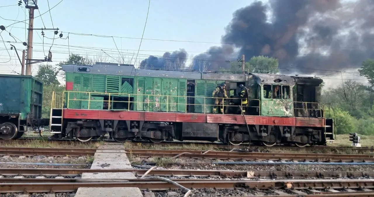 В Днепропетровской области два тепловоза выведены из стоя после удара наших БПЛА, на местах опасаютс