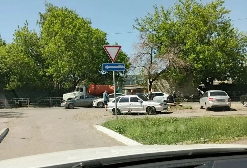 💥 В Сызрани три столкнувшихся автомобиля перегородили дорогу - ДТП произошло сегодня днём в районе у
