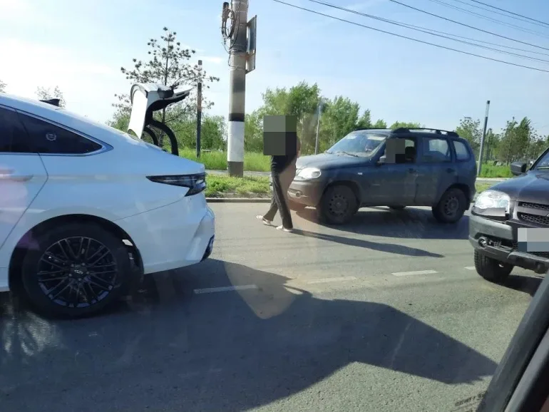 💥 Сегодня утром в Сызрани на овальной кольцевой развязке в районе монастырской набережной столкнулис