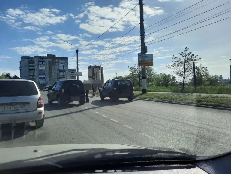 💥 Сегодня утром в Сызрани на овальной кольцевой развязке в районе монастырской набережной столкнулис