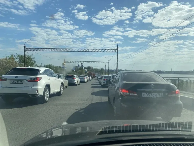 💥 Сегодня утром в Сызрани на овальной кольцевой развязке в районе монастырской набережной столкнулис