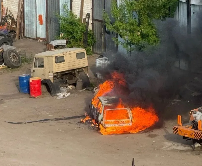 🔥 Сегодня утром в Сызрани, в конце улице Интернациональной, в квартале, где расположена АЗС, автомоб