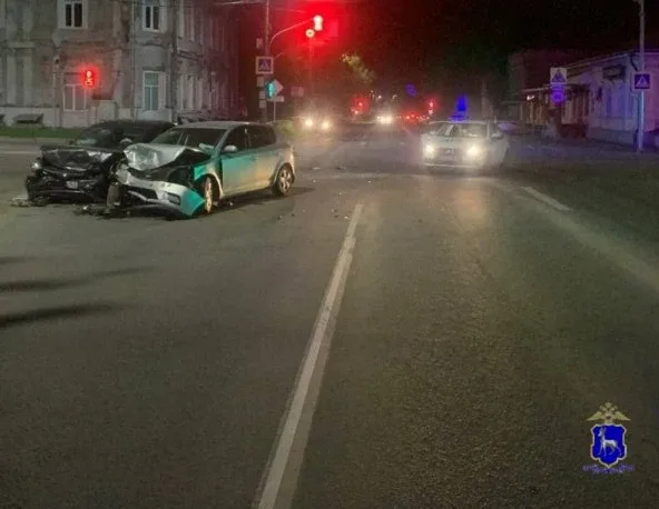 Три человека пострадали в серьезной аварии в Сызрани  По данным ГАИ, вчера в 23:15 возле дома №43 