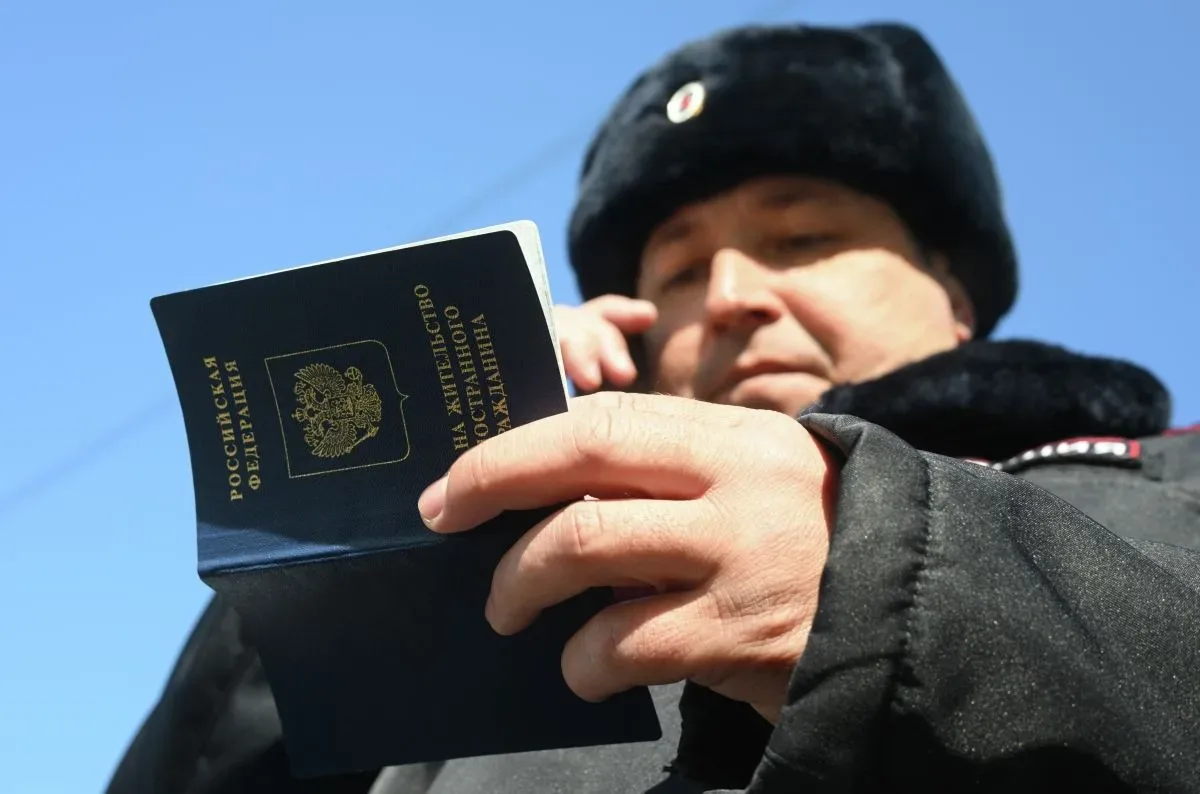 ⚡️Госдума приняла в I чтении проект об отказе в выдаче РВП, ВНЖ и гражданства мигрантам с непогашенн
