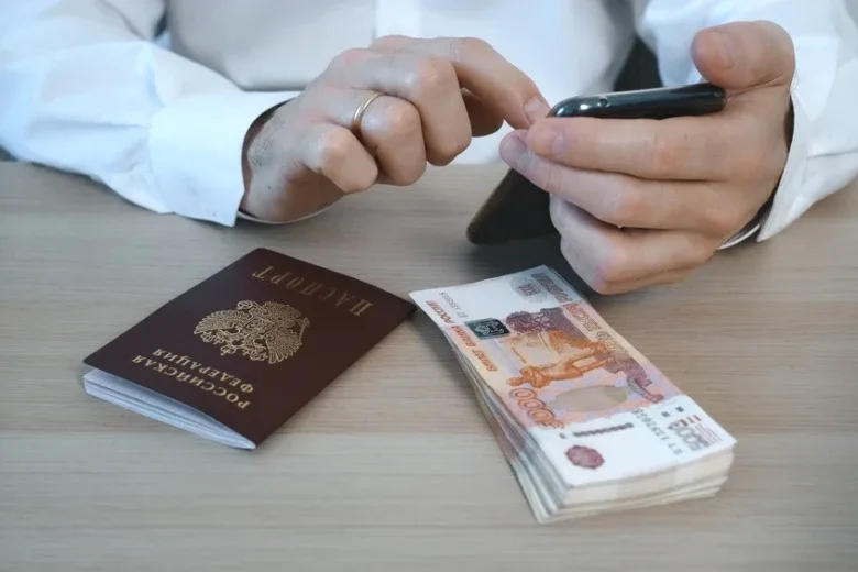 Банк вернет пожилой амурчанке более миллиона рублей, похищенных телефонными мошенниками  Пенсионерка