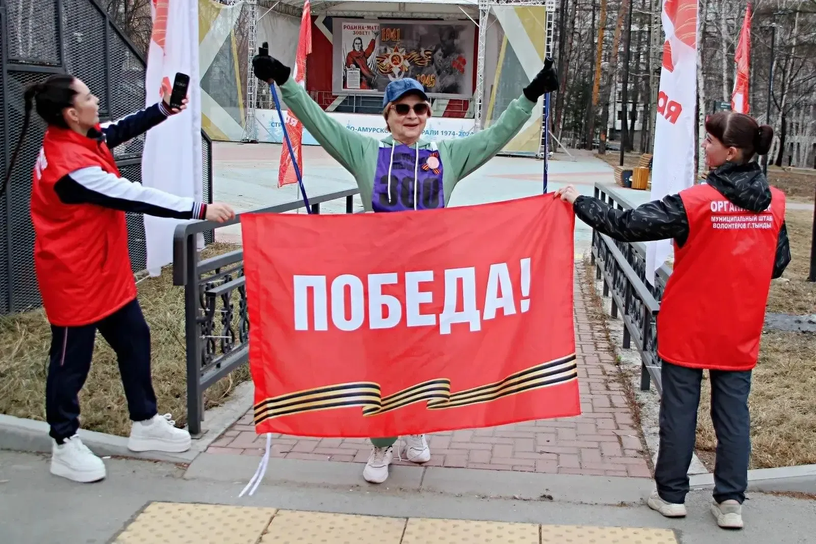 В честь 81-й годовщины Великой Победы, около 20 активных пенсионеров города Тында приняли участие в 