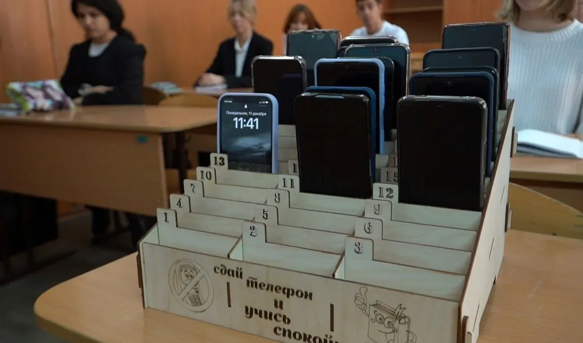 ⚡️Запрет смартфонов в школах поддерживают 83% родителей в России, — исследование.  При этом родители