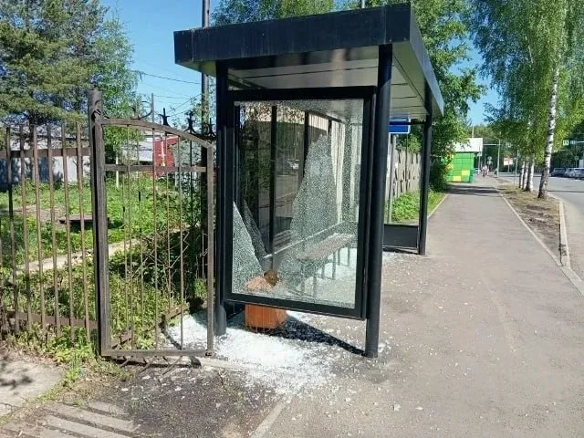В Сыктывкаре вандалы разбили четыре стекла на новой остановке на Октябрьском проспекте — конструкция