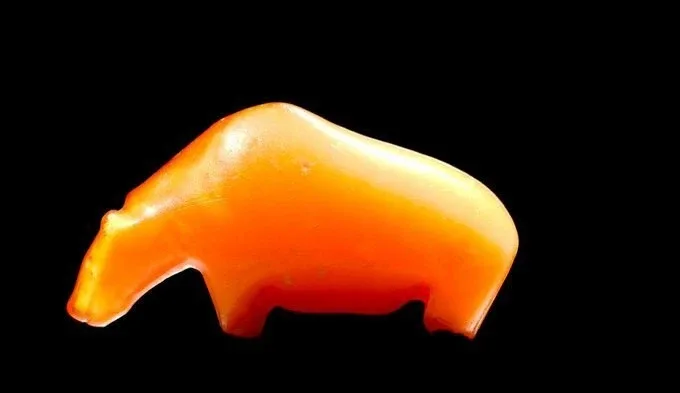 Красивая и древняя (10 000 до н. э.) янтарная фигура медведя. Ее выбросило у берегов Дании. Фигурка 