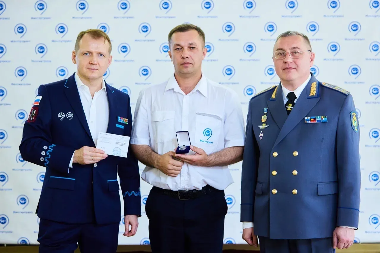 Безопасность столичного транспорта: Виктор Гулин вручил награды лучшим водителям Мосгортранса  Руков
