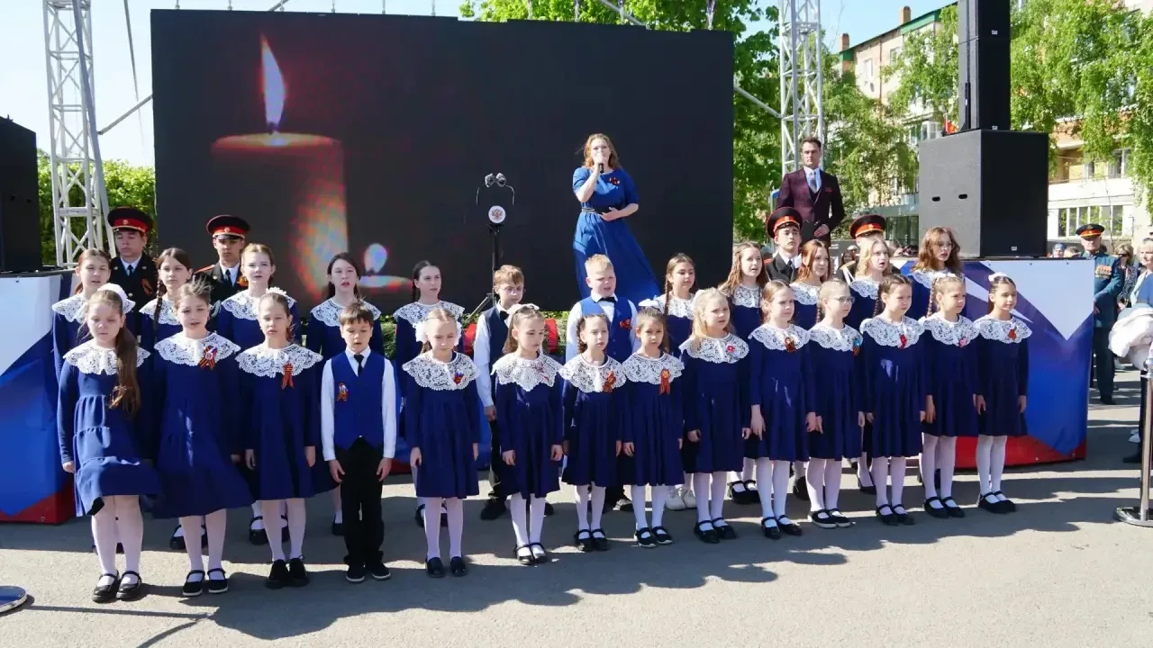 В день 81-ой годовщины Великой Победы возложили цветы к мемориалу «Вечный огонь».  Сотни людей с кра