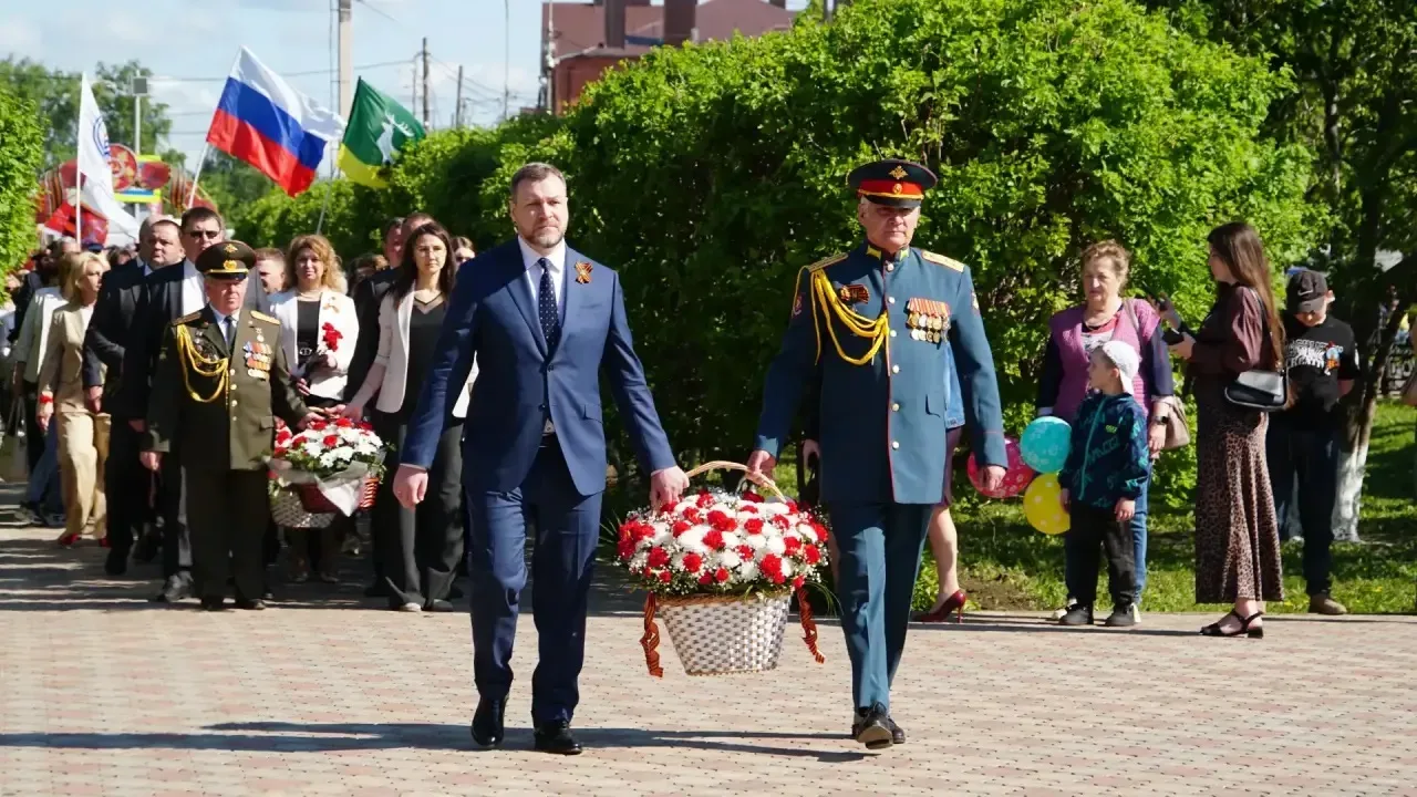 В день 81-ой годовщины Великой Победы возложили цветы к мемориалу «Вечный огонь».  Сотни людей с кра