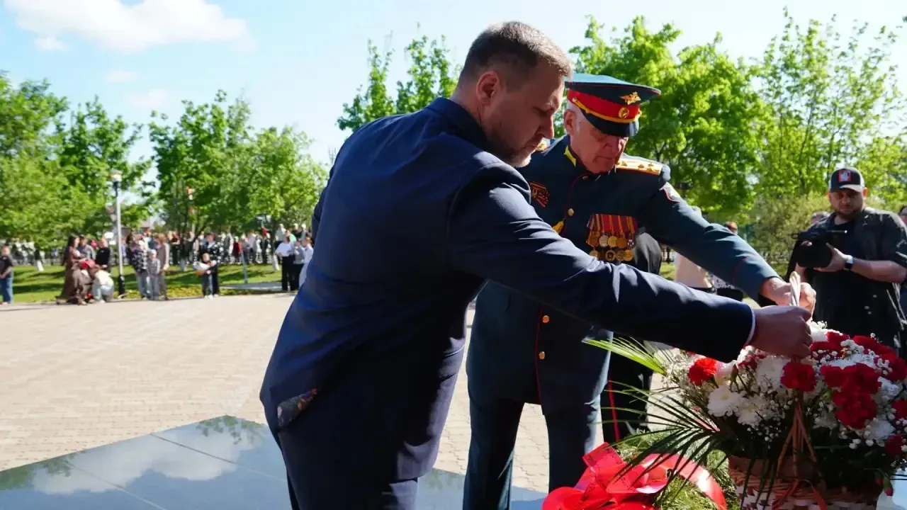 В день 81-ой годовщины Великой Победы возложили цветы к мемориалу «Вечный огонь».  Сотни людей с кра