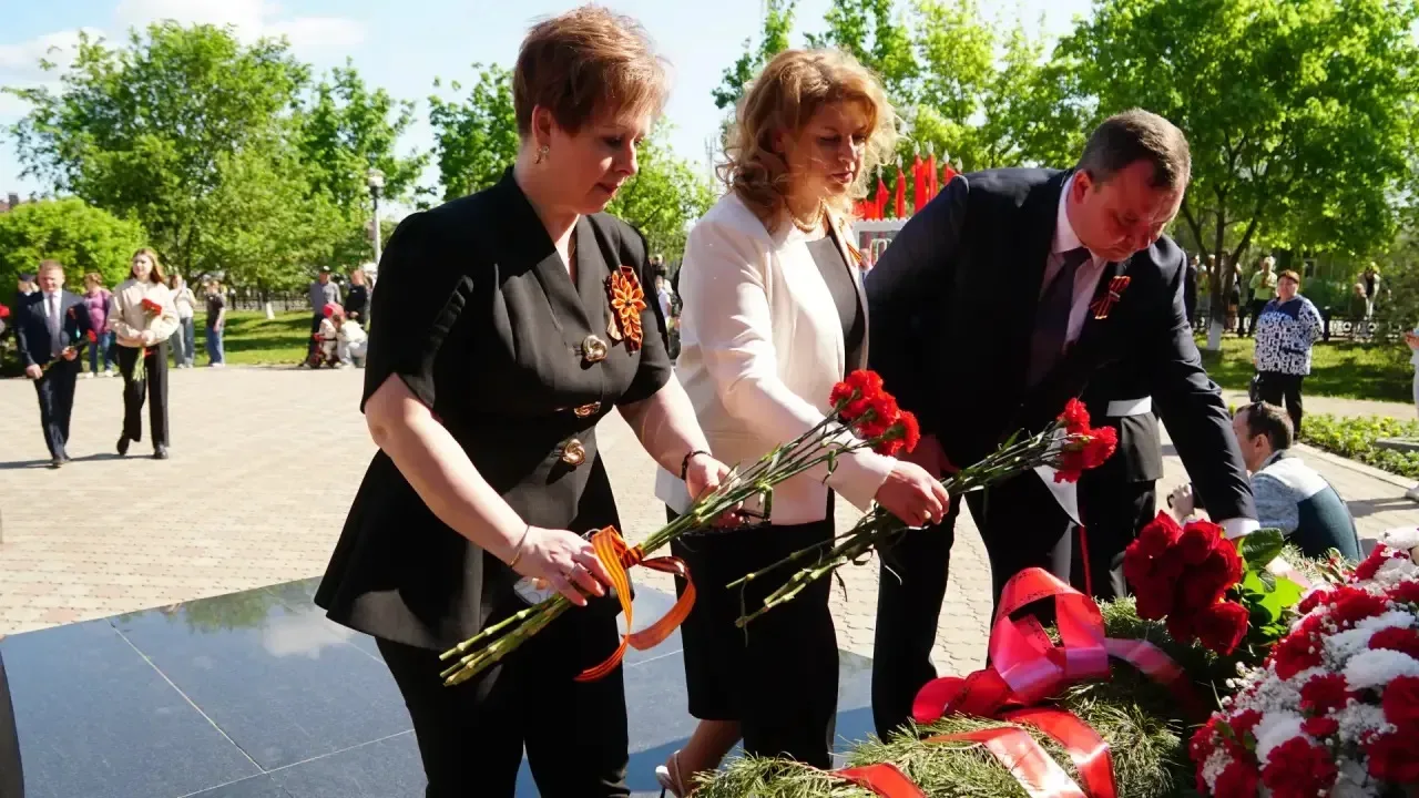 В день 81-ой годовщины Великой Победы возложили цветы к мемориалу «Вечный огонь».  Сотни людей с кра