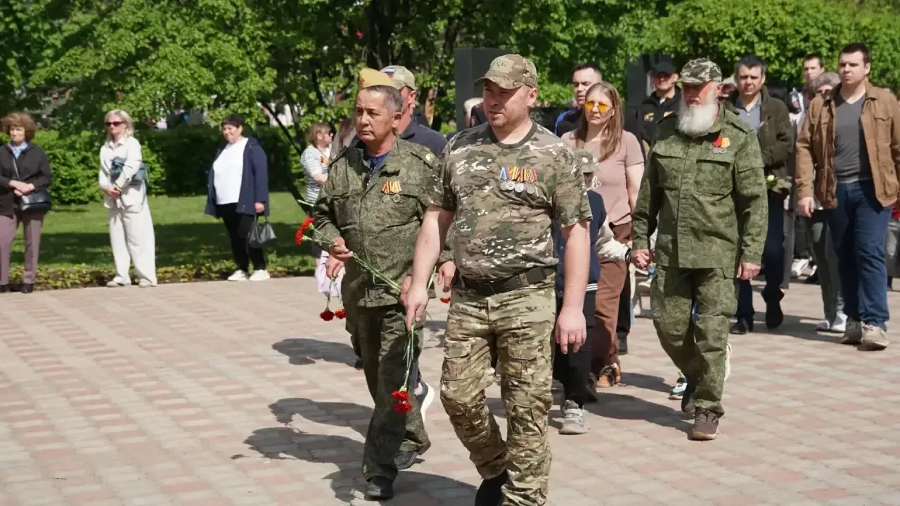 В день 81-ой годовщины Великой Победы возложили цветы к мемориалу «Вечный огонь».  Сотни людей с кра