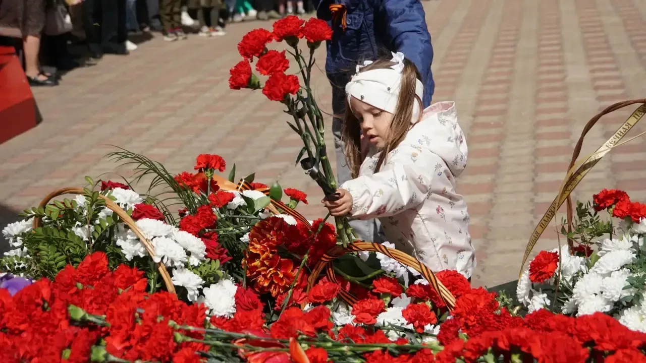 В день 81-ой годовщины Великой Победы возложили цветы к мемориалу «Вечный огонь».  Сотни людей с кра